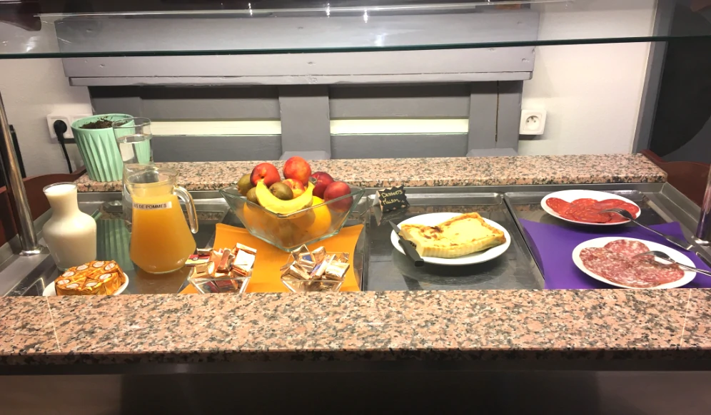 Charcuteries, laitages et fruits frais pour votre petit-déjeuner